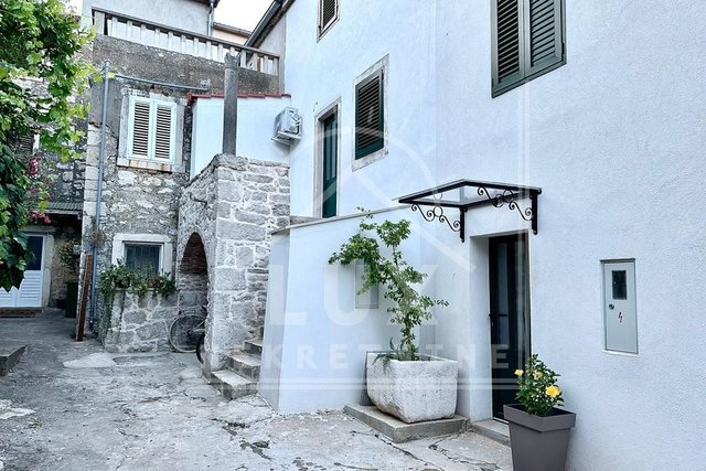 Newly renovated stone house, two-story, Veli Iž, for sale