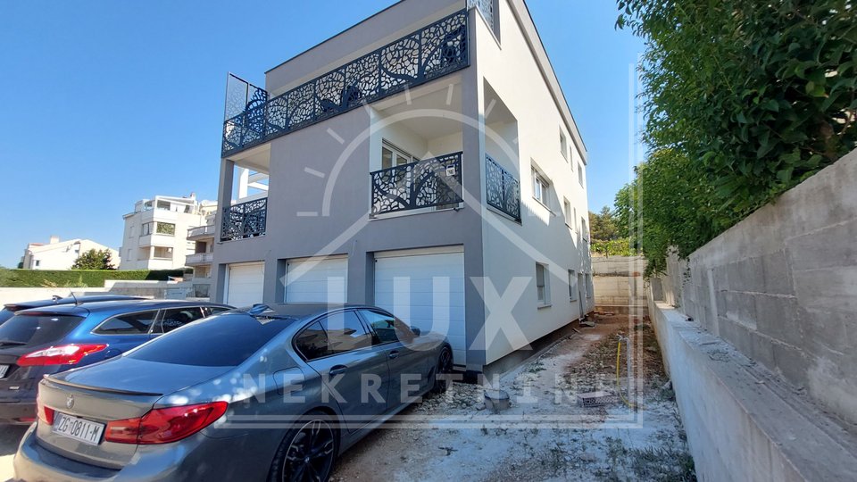 Samostojna hiša, dvonadstropna, s 4 stanovanjskimi enotami, Zadar, Diklovac, novogradnja