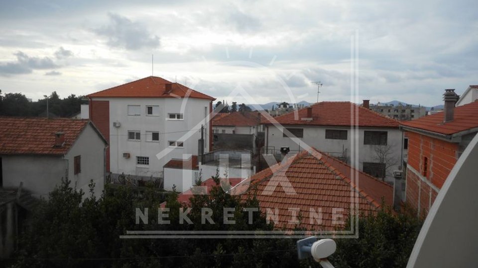 Freistehendes Haus, zweistöckiges Gebäude mit vier Wohneinheiten, Zadar, Maslina/Melada