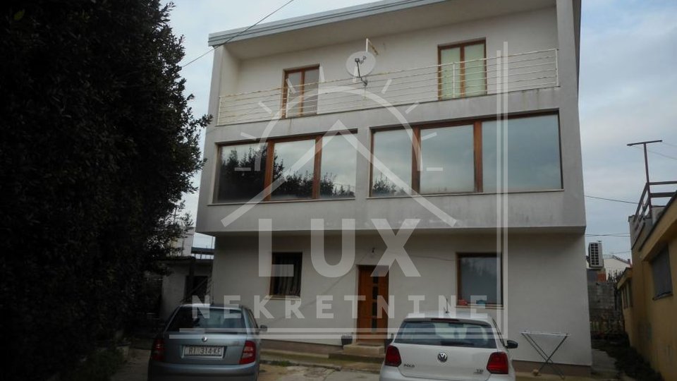 Samostojna hiša, dvoetažni objekt s štirimi stanovanjskimi enotami, Zadar, Maslina/Melada