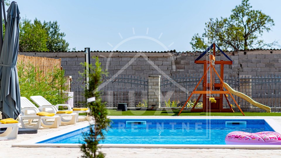 Villa with swimming pool and large garden, Zemunik Donji near Zadar