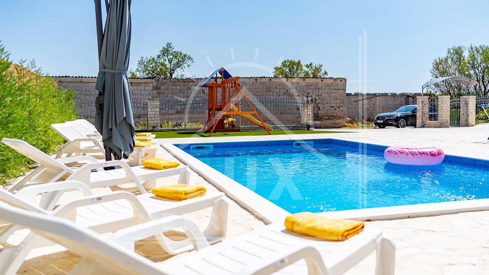 Villa with swimming pool and large garden, Zemunik Donji near Zadar