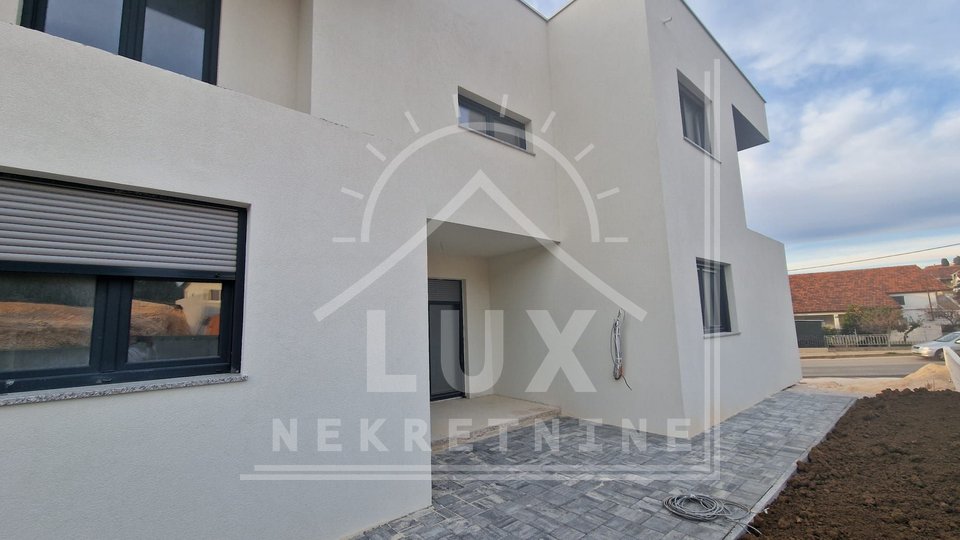 Ground floor apartment with garden and pool, Zadar, Ploče, new building