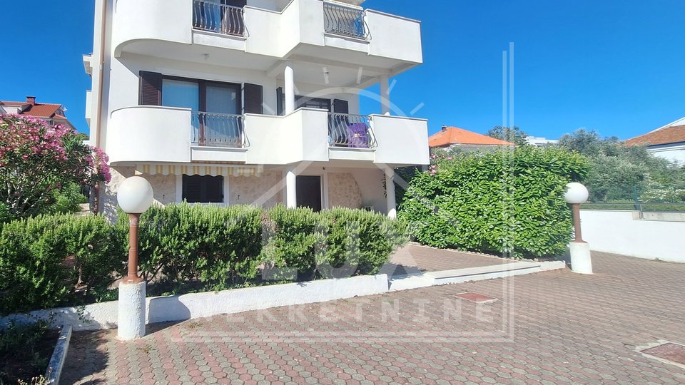 Einfamilienhaus, zweistöckiges Gebäude mit Garage, Zadar (Diklo), ERSTE REIHE ZUM MEER