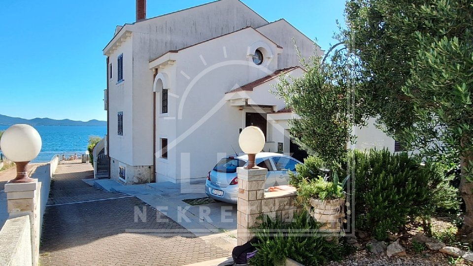 Einfamilienhaus, zweistöckiges Gebäude mit Garage, Zadar (Diklo), ERSTE REIHE ZUM MEER