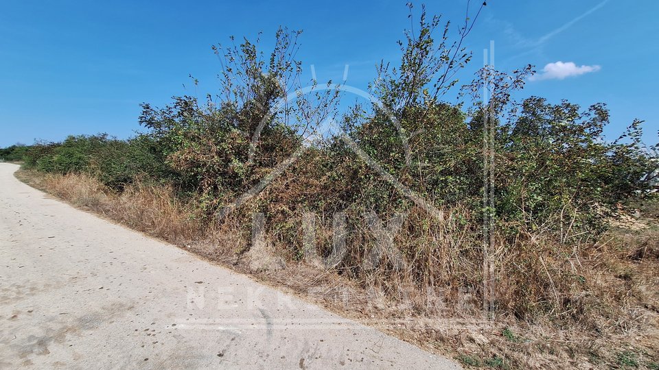 Baugrundstück von regelmäßiger, fast rechteckiger Form, 2178 m2, Briševo bei Zadar