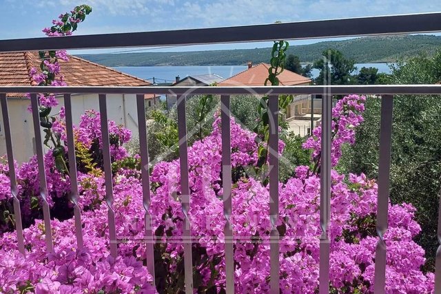 Zwei Wohnungen in einem Haus, Posedarje, nicht weit von Zadar, mit Blick auf das Meer