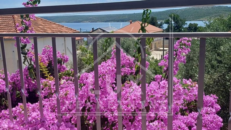 Zwei Wohnungen in einem Haus, Posedarje, nicht weit von Zadar, mit Blick auf das Meer