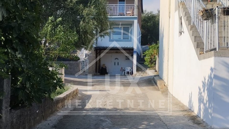 Zwei Wohnungen in einem Haus, Posedarje, nicht weit von Zadar, mit Blick auf das Meer