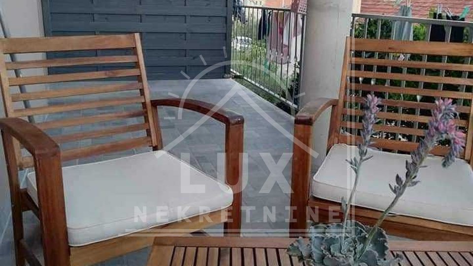 Dva apartmana u kući, Posedarje nedaleko Zadra, s pogledom na more