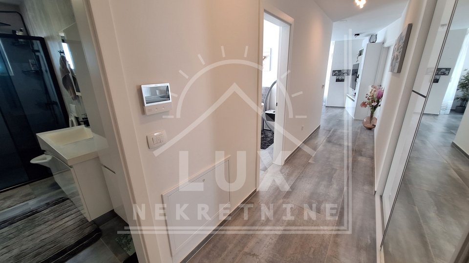 Luxuriös eingerichtete Zweizimmerwohnung mit Dachterrasse, Zadar (Plovanija) NEUBAU