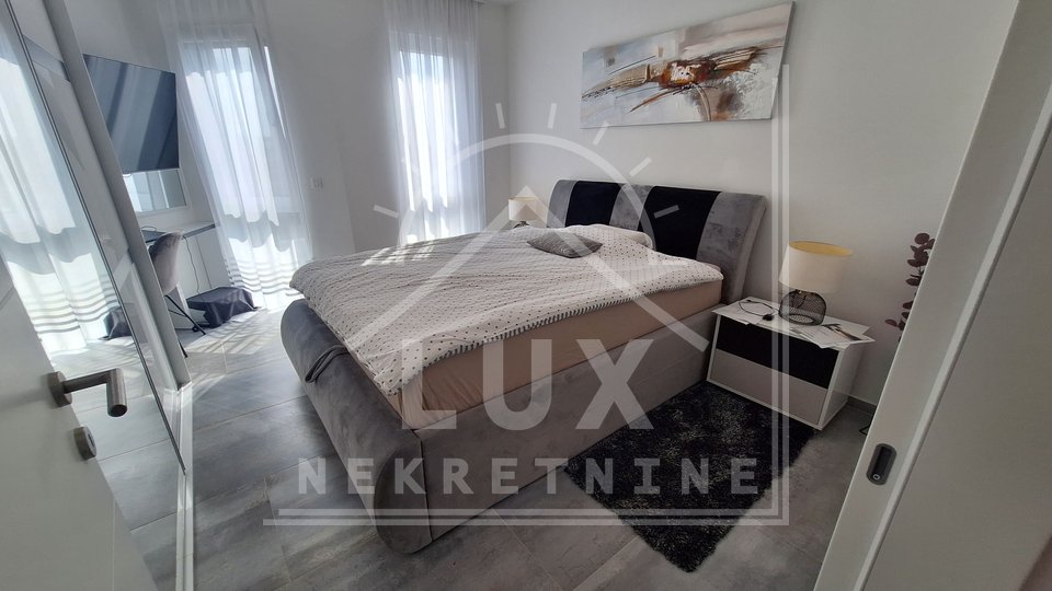 Luxuriös eingerichtete Zweizimmerwohnung mit Dachterrasse, Zadar (Plovanija) NEUBAU