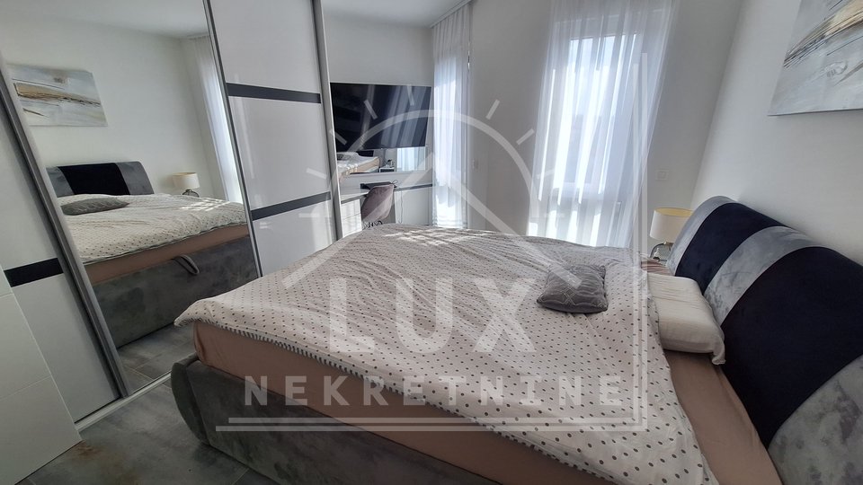 Luxuriös eingerichtete Zweizimmerwohnung mit Dachterrasse, Zadar (Plovanija) NEUBAU