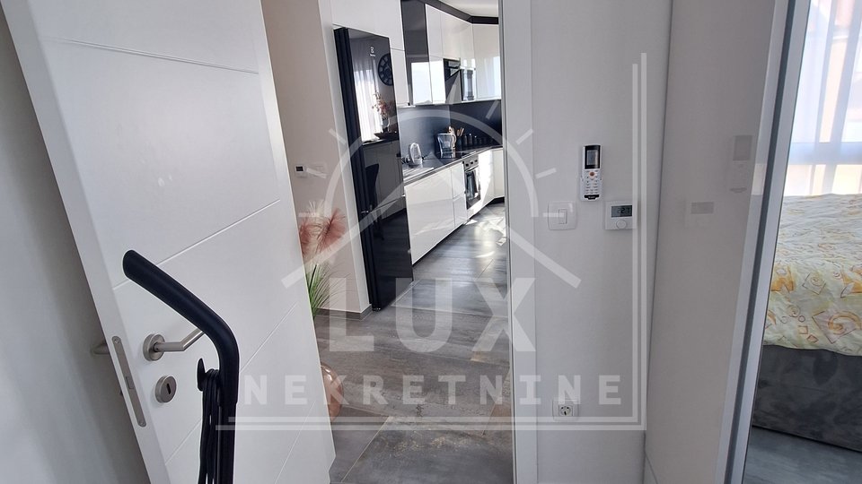 Luxuriös eingerichtete Zweizimmerwohnung mit Dachterrasse, Zadar (Plovanija) NEUBAU