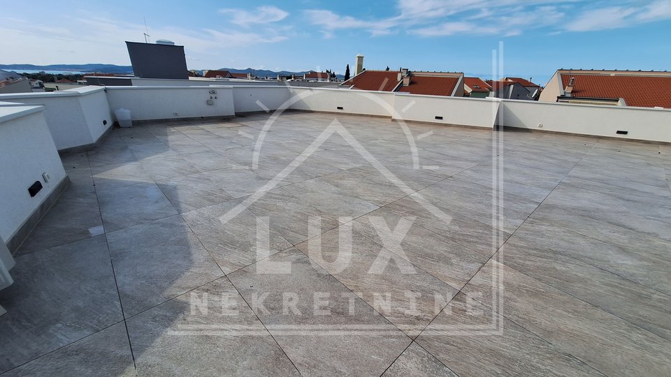 Luxuriös eingerichtete Zweizimmerwohnung mit Dachterrasse, Zadar (Plovanija) NEUBAU