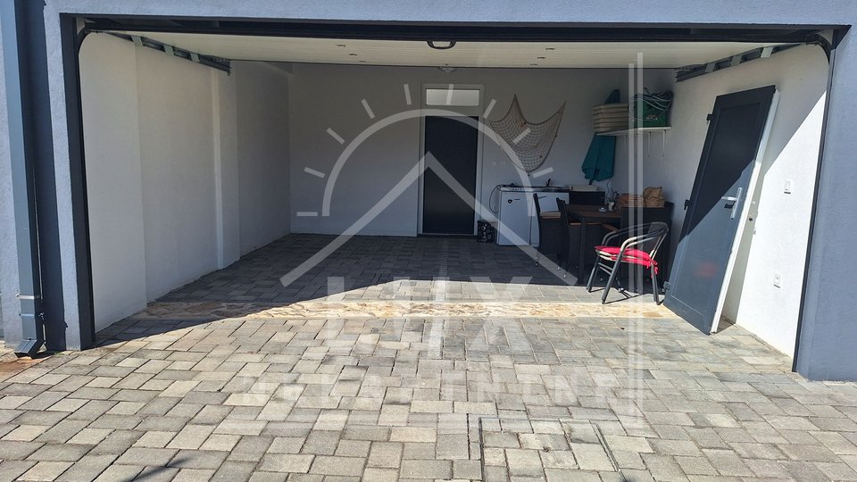 Zweizimmerwohnung mit Garage und Garten, Zadar (Diklo), 50 m vom Meer entfernt