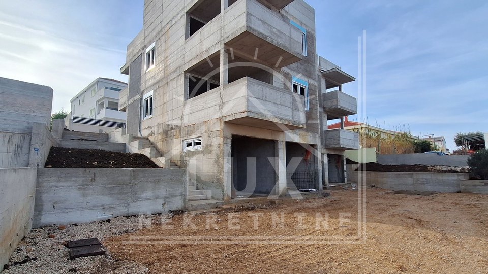 Two-bedroom apartment with garden in NEW BUILDING, Ražanac, 60 meters from the sea