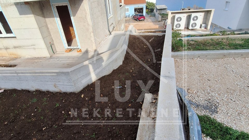 Two-bedroom apartment with garden in NEW BUILDING, Ražanac, 60 meters from the sea